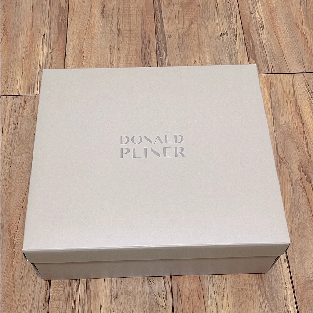 NIB DONALD PLINER Cindia Leather Bootie in Sand